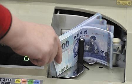 疫後提振經濟,財政部長蘇建榮提出9大公股行庫兆元振興融資方案。(本報資料照片)