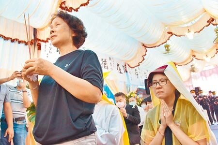 嘉義鐵路警察李承翰父親李增文因無法接受殺子鄭嫌被判無罪,日前抑鬱而終,昨日出殯,家屬悲痛送終。(呂妍庭攝)