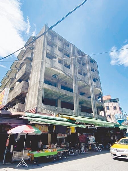樂華夜市位於新北市永和黃金地段,卻有一棟爛尾樓盤踞逾20年,當地民眾、攤商早已見怪不怪,但樓內環境髒亂易孳生病媒蚊,新北市副議長陳鴻源16日邀集相關單位會勘,將先從環境清理開始,再尋求根本解決之道。(葉書宏攝)