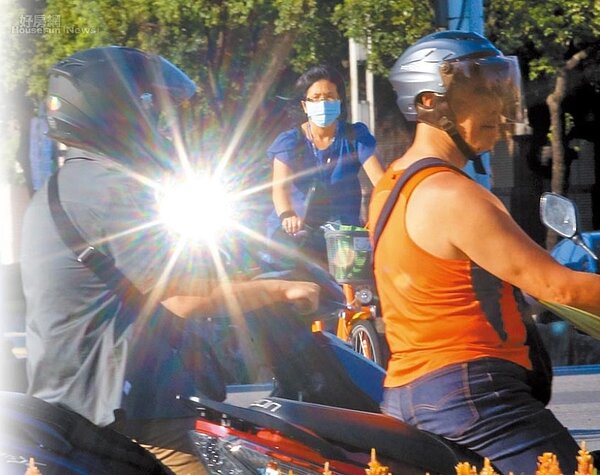 OAA最新報告顯示，2020年5月地球體溫和2016年5月並列最熱的5月，創下140年來最高溫紀錄。圖為昨天台北街頭耀眼的太陽，照射在騎士後照鏡上，折射出刺眼的陽光。圖／中國時報