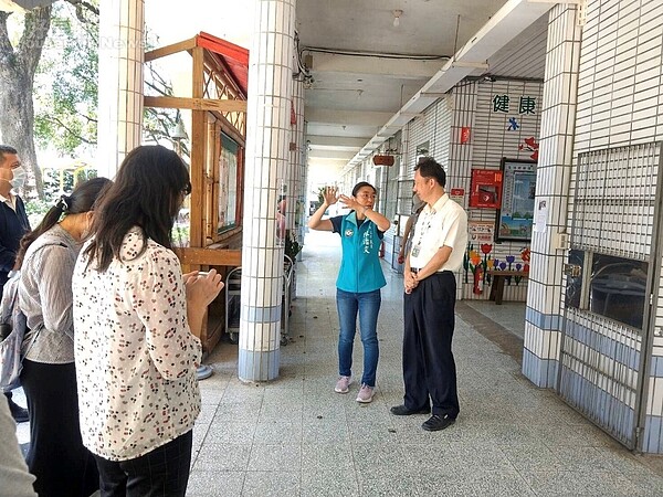 陳治文上周到內柵國小了解新大樓規畫進度和需求。圖／桃園市議員陳治文服務處提供