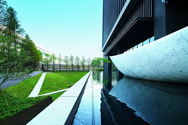 村泉機構打造出一棟宛如美術館、空間與生態自然融合、格局動線串聯創意美學與效率的A辦總部。