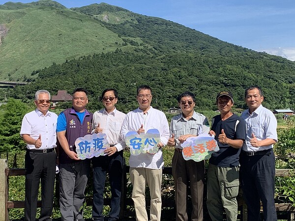 內政部長徐國勇17日下午走訪陽明山國家公園，示範安心旅遊，提振經濟。記者鄭媁／攝影