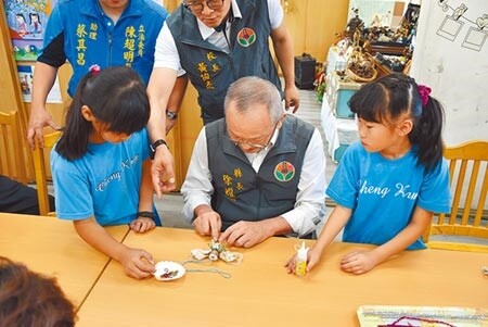 苗栗縣長徐耀昌與成功國小學生一起手作海廢首飾，推動海洋環保品質。（謝明俊攝）