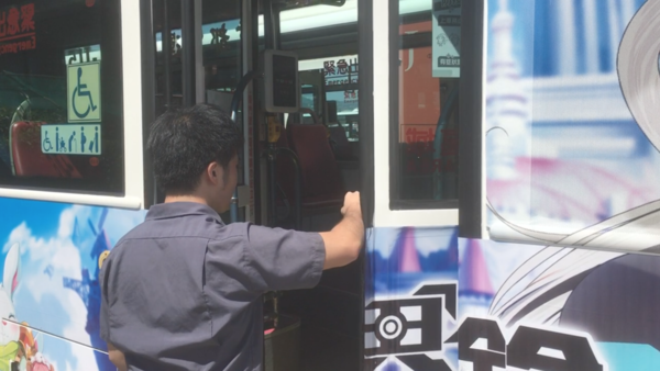 台北市逾6成公車，已加裝防夾裝置，當車門關閉時碰觸手、腳，車門會隨即彈開。記者張世杰／攝影
