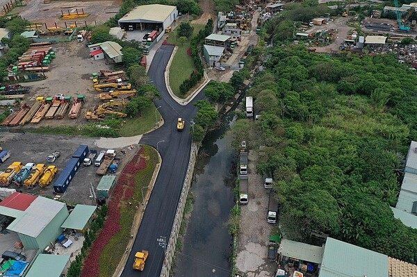市府推動五股垃圾山改善計畫後,逐步拆除工廠,復植植栽進行綠美化。圖/新北市城鄉局提供