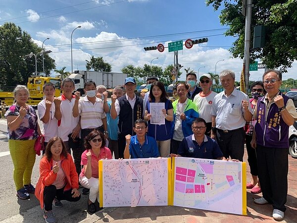 台中市議員吳瓊華今天會同市府人員在環中路六段勤農巷口會勘,爭取環中路六段高架化。圖/吳瓊華提供