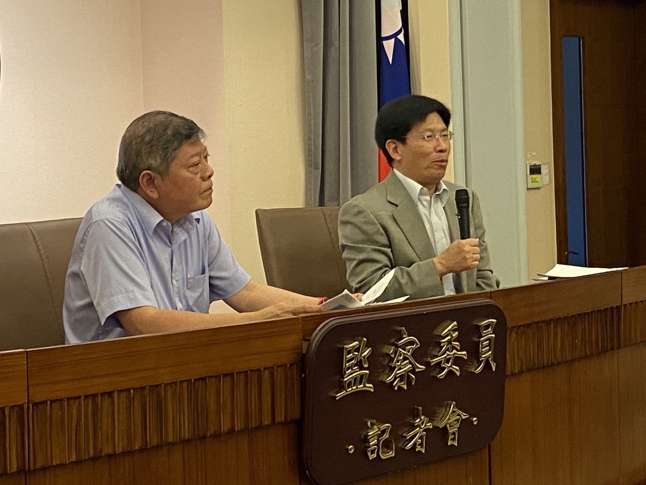 監察委員趙永清（左）、高涌誠（右）對北市府開發社子島案提出糾正案。記者蔡晉宇／攝影