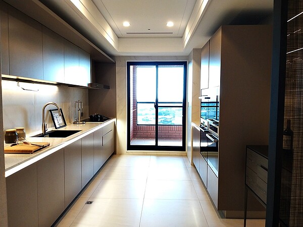 中悅美樹花園與義大利頂級精品廚具品牌「ARMANI Dada」合作。圖/記者林和謙攝影