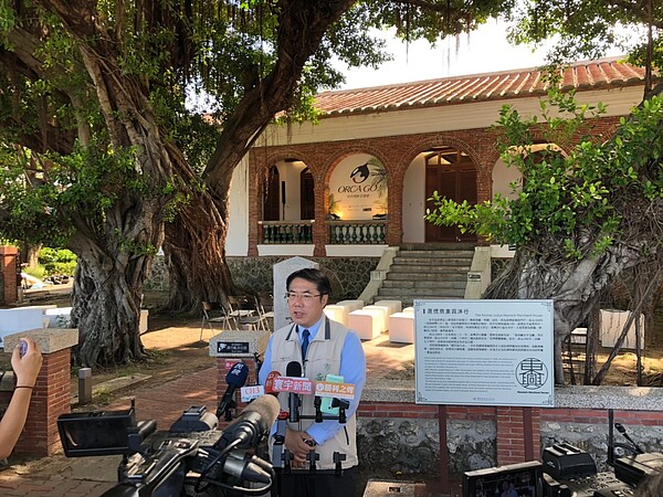 台南市長黃偉哲表示,「安平虎鯨Orca」造型可愛又有親和力,是全球最大虎鯨裝置藝術。圖/台南市府提供