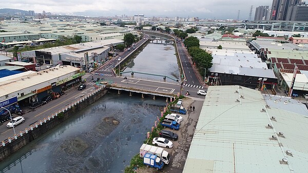 改善前惡臭熏天的貴子坑溪。圖/新北市政府提供