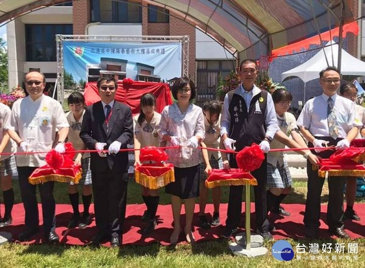 北港高中「陳陽春藝術大樓」歷時10年構思建造,耗資新台幣8,300萬元,在3任校長經營擘畫下,熱鬧揭牌啟用。