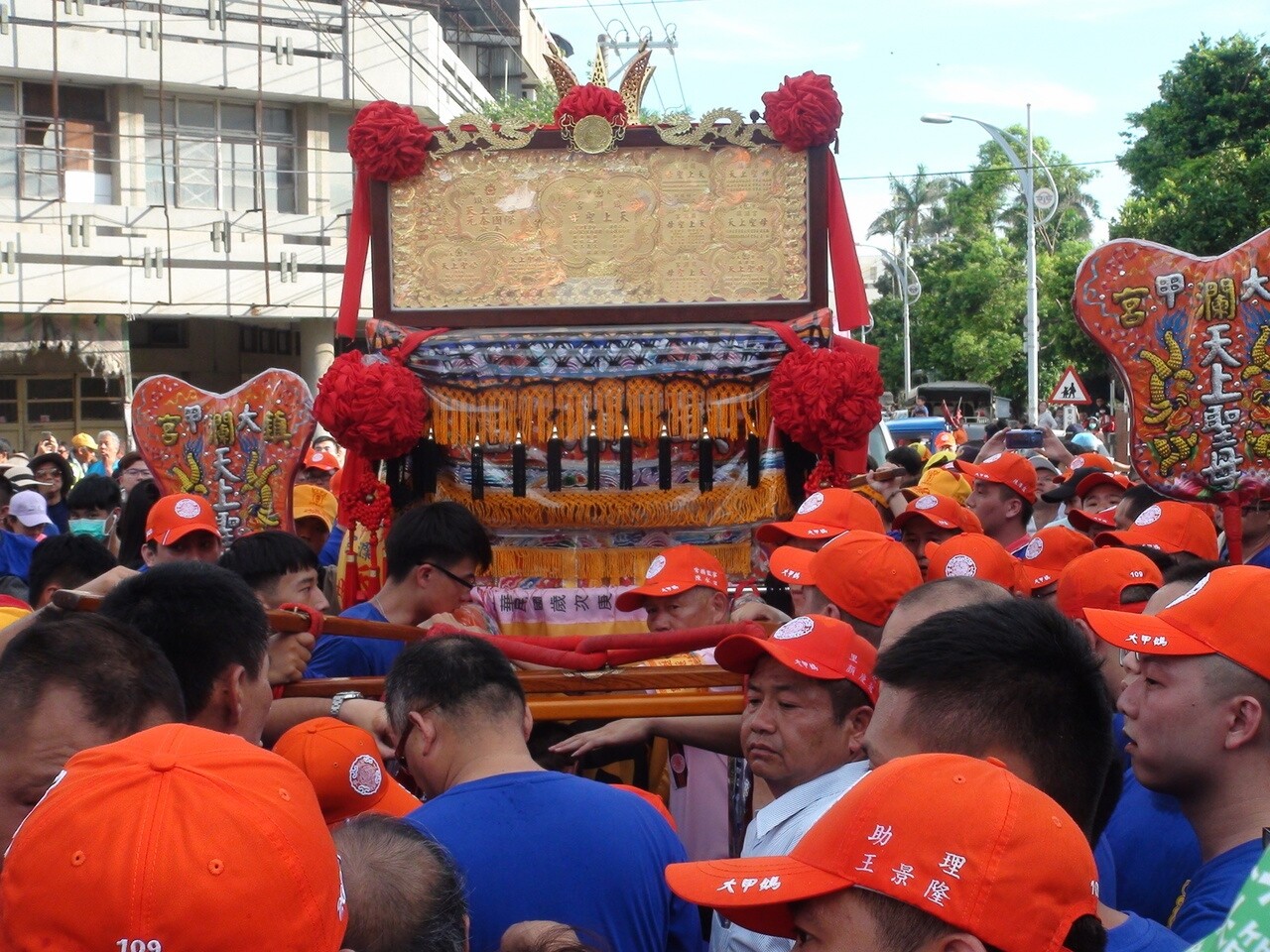 大甲媽祖回鑾昨天下午4時40分抵達台中市議長張清照清水服務處，比往年早了幾個小時。記者余采瀅／攝影 