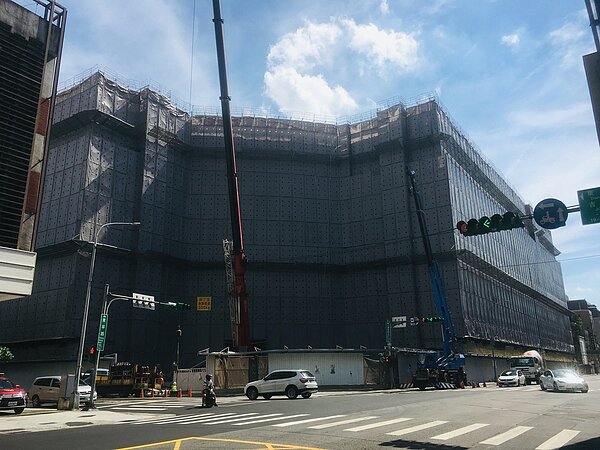 京華城去年底熄燈走入歷史,目前正進行拆除工程。記者張世杰/攝影