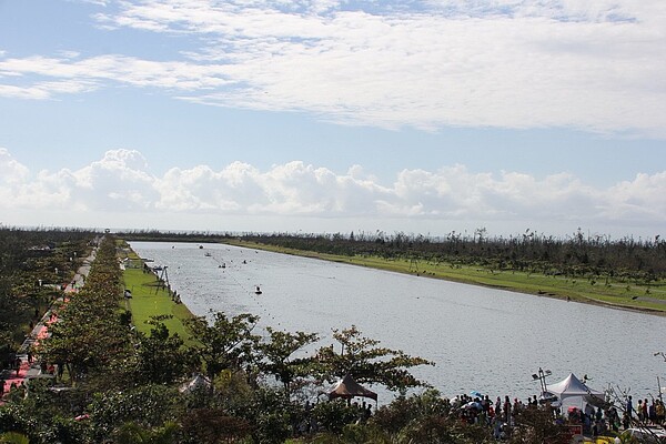 台東縣政府自7月1日起，聘3名守望員負責森林公園活水湖水域安全，且暫不提供任何設施設備使用及戲水游泳。記者尤聰光／翻攝