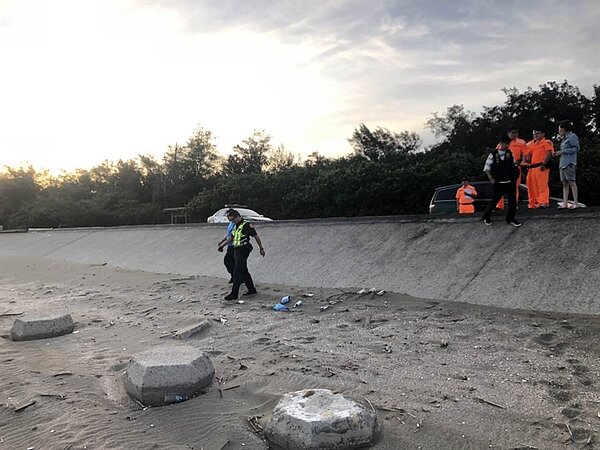 狠心父母虐死女嬰,竟包塑膠袋棄屍永安沙灘。圖/楊梅警方提供