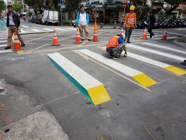 台北市交通管制工程處2018年試辦3D斑馬線，但評估成效不顯著。圖／聯合報系資料照
