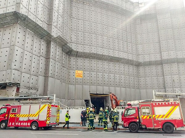 前商場京華城正進行拆除工程，卻傳出工地內部坍塌導致工人受困。圖／好房網News記者黃暐迪翻攝