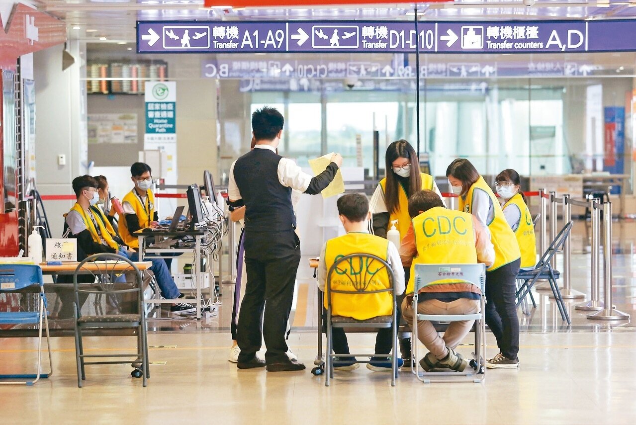 國內專家認為，國際疫情極速竄升並非因病毒增強，應是各國解封過早慘遭反撲。圖為桃園機場入境長廊的檢疫站。 本報資料照