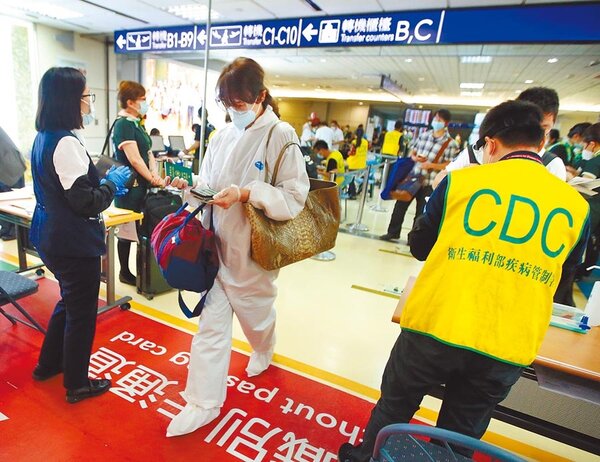 隨著新冠肺炎疫情趨緩，旅客入境台灣是否逐步解禁有待觀察，1名身穿防護衣的旅客，20日在桃園機場查驗健康聲明書後，準備入境台灣。（范揚光攝）
