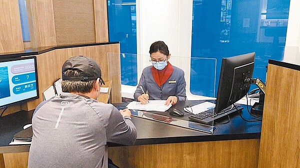 新冠肺炎疫情重創航空市場,傳長榮航空7月起將加收訂位服務費,而中華航空的改票費用也會拉高。示意圖/華航提供