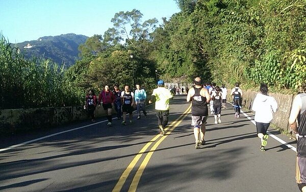 許多竹科工程師假日與同事揪團參加馬拉松等活動，舒壓、放鬆，藉此聯絡感情。圖／林姓工程師提供