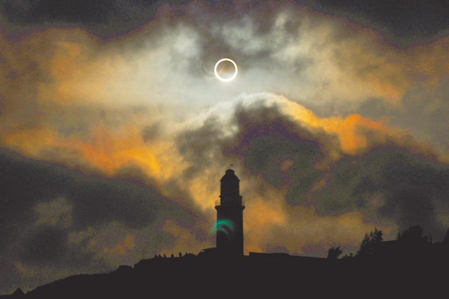 今天(21日)正好是迎接「日環食」的大日子,全台計有10縣市可目睹此天文盛事。圖為2012年馬祖日環食的照片。圖/中央氣象局資料照