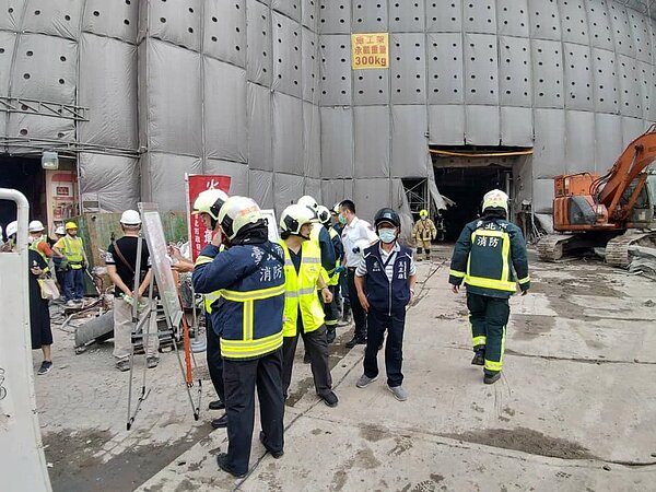 前商場京華城正進行拆除工程，20日卻發生工地內部坍塌導致工人死亡。圖／取自台北市議員徐巧芯臉書