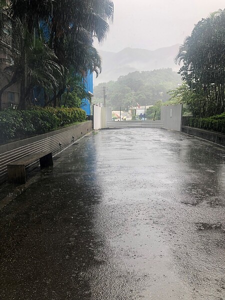 社區兩棟建築物間計畫道路被建設公司做容積移轉。圖/新北市政府提供