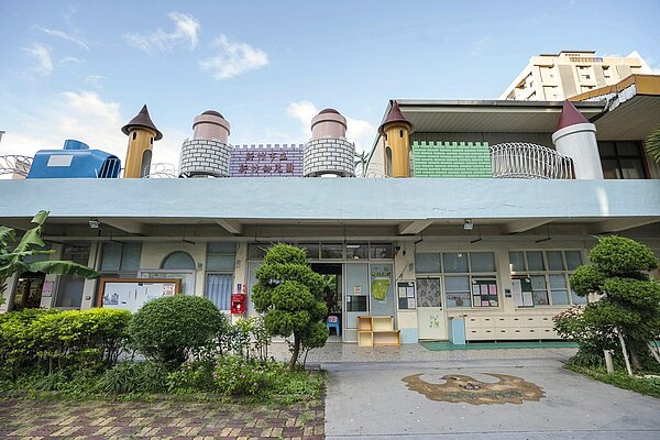 新竹市立幼兒園創園近百年,建築物老舊、漏水嚴重,因為老舊校舍不符合土地使用項目,數十年來無法整建。圖/新竹市政府提供