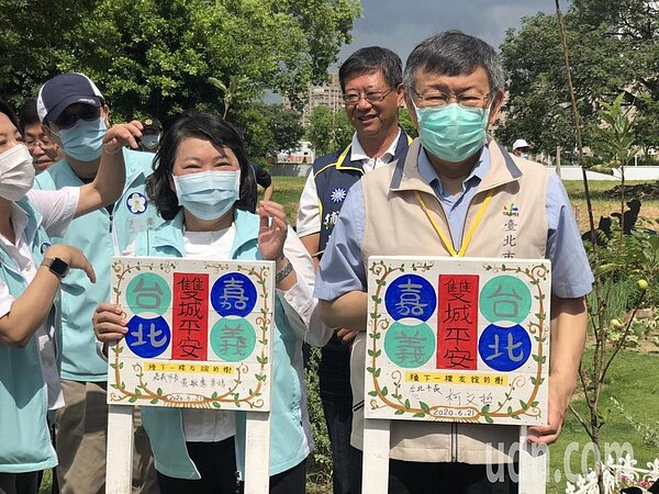 台北市長柯文哲(右)來嘉義市參訪,被問到台北市工人遭活埋問題。記者李承穎/攝影