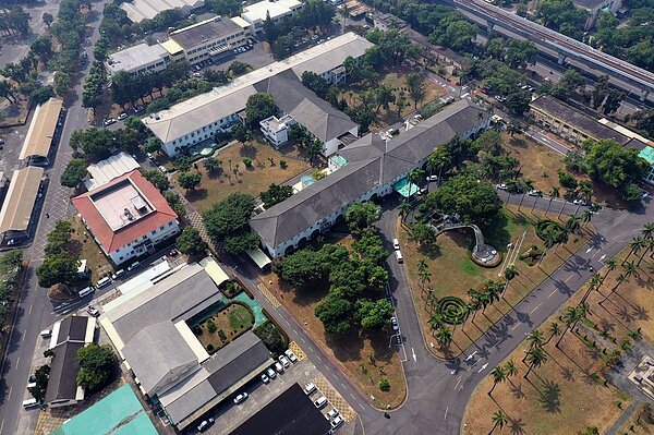 中油高雄煉油廠共指認1處古蹟、40處歷史建築。圖為總辦公廳指定古蹟／高雄市文化局提供