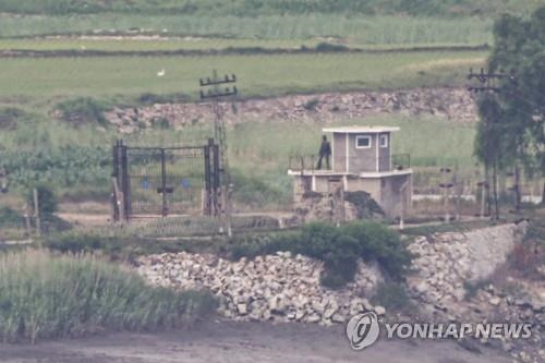 19日下午，從仁川江華郡和平天文台看到，北韓部隊站在北韓加平郡的沿海哨所。圖／摘自韓聯社