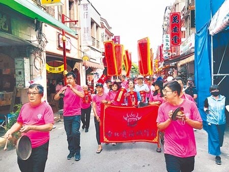 霞海城隍爺渡台今年滿200周年，台北霞海城隍廟21日在淡水河舉辦除煞祈福活動，從城隍廟浩浩蕩蕩出發。（張穎齊攝）