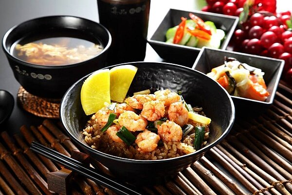 台南知名的集品蝦仁飯是用野生捕撈的火燒蝦製作,不受養蝦產量減少影響。圖/取自集品臉書