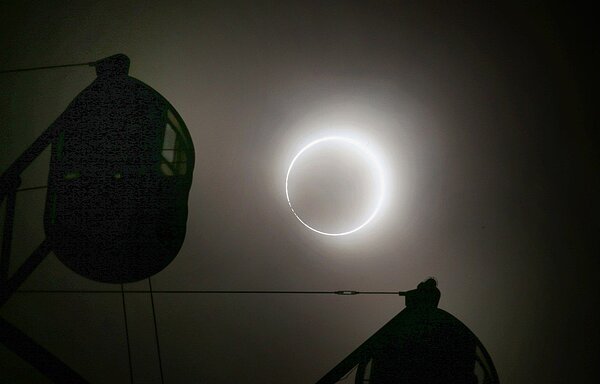 昨日環食吸引許多民眾追日。圖為16:13接近食甚的太陽出現貝里珠。記者陳易辰/攝影