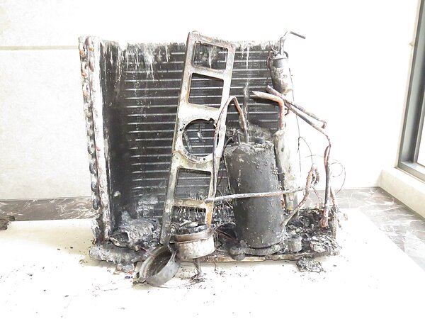 消防局提醒民眾,當冷氣機出現三大警訊,如:冷氣不涼、面板顯示異常訊號或冷氣機故障時,應立刻關閉電源。圖/新竹縣消防局提供