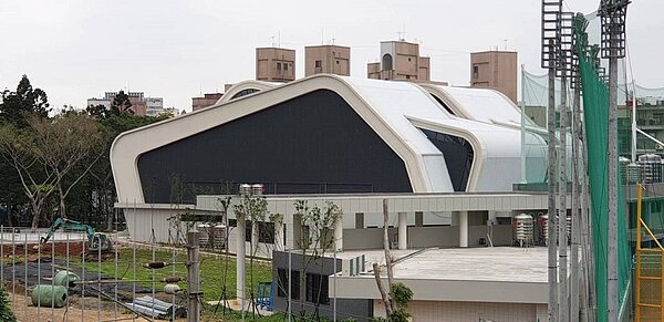 桃園市平鎮棒球場運動園區附設籃球場工程即將進入完工驗收階段。圖/聯合報