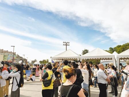 嘉義市北香湖公園人山人海,民眾觀看百年難得一見日環食天文奇景。(本報資料照片)