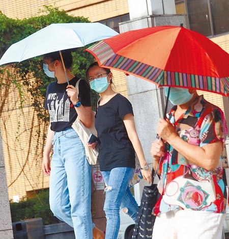 中央氣象局針對北北基、南投縣、宜花東等7縣市發布高溫特報，許多外出民眾紛紛自備傘具，抵擋高溫。（陳信翰攝）