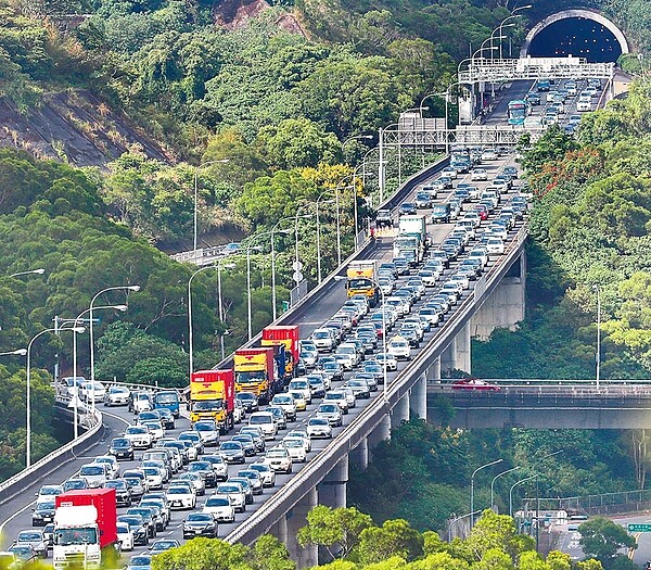 端午連假即將到來，高公局根據宜花東住房率，研判國5將湧入大量車潮。圖為過去連假國道車潮壅塞情形。（本報資料照片）