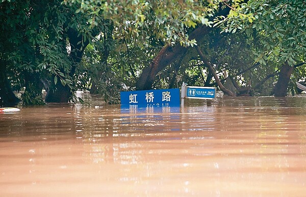 重慶市水文監測總站昨天發布綦江流域洪水紅色預警。此次紅色預警是重慶市水文監測總站一九四○年建站以來，首次發布綦江流域重慶段的紅色預警。 （中新社）