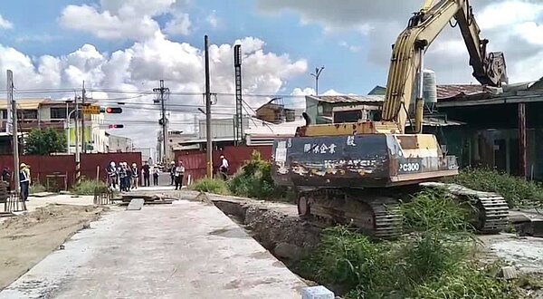 雲林斗南小東工業區重畫區內有2處地上物逾期未拆,縣地政處昨天依法拆除。記者陳苡葳/翻攝