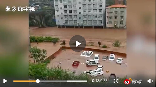 四川、重慶出現大洪水,沿江公路被淹,鐵軌沖斷。(南方都市報微博)