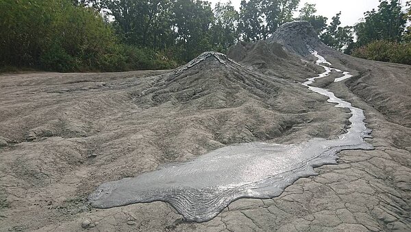 高雄泥岩惡地地形分布寬廣，因地底蘊含天然氣會伴著泥岩裂縫溢出地表，烏山頂、滾水坪等地會出現泥火山景觀。圖／援剿人文協會提供