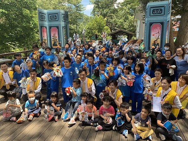 永慶不動產攜手台慶不動產,邀請「蕭志偉布袋戲偶團」到桃山國小表演布袋戲。圖/永慶房產集團提供