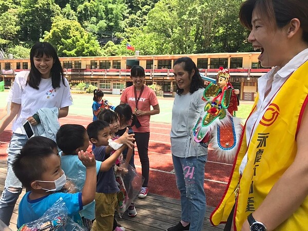 表演結束後還贈送每位小朋友一人一尊木製的布袋戲偶。圖/永慶房產集團提供