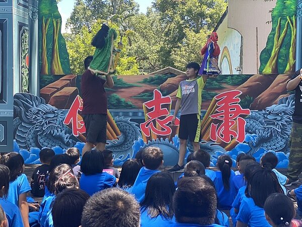 「蕭志偉布袋戲偶團」特別為桃山國小的學生們打造了專屬小朋友們的奇幻故事。圖/永慶房產集團提供