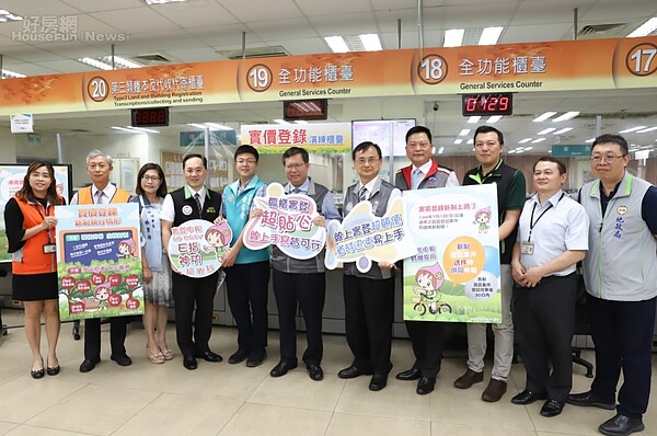 桃園市長鄭文燦(左6)及桃園市地政局長陳錫禎(右5)。照片桃園市政府提供