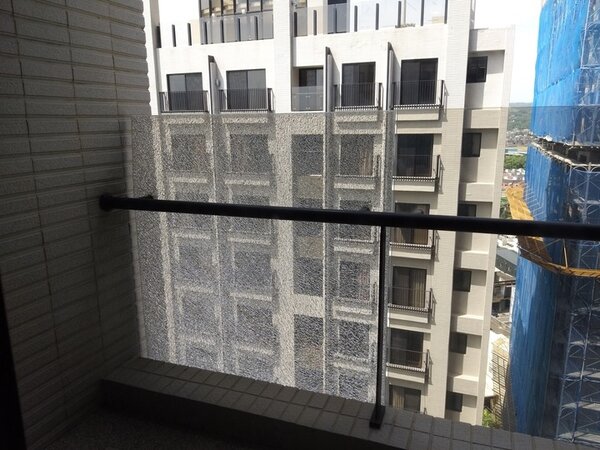 有網友分享自家陽台玻璃碎裂的事件。圖／取自mobile 01